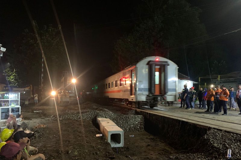 Akses jalan Jember-Bondowoso dibuka setelah pemasangan rel selesai