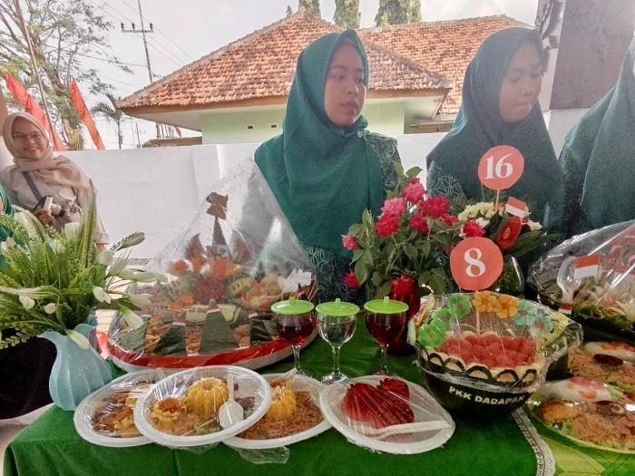 PKK Desa Dadapan Berpatisipasi dalam Lomba Menghias Tumpeng