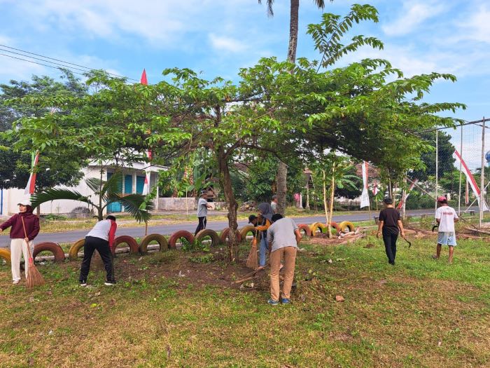 Kerja Bakti di RTH Desa Karangrejo