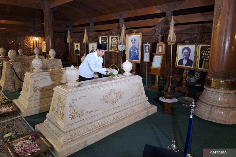 Kaesang Ziarah ke Makam Soeharto dan Ibu Tien