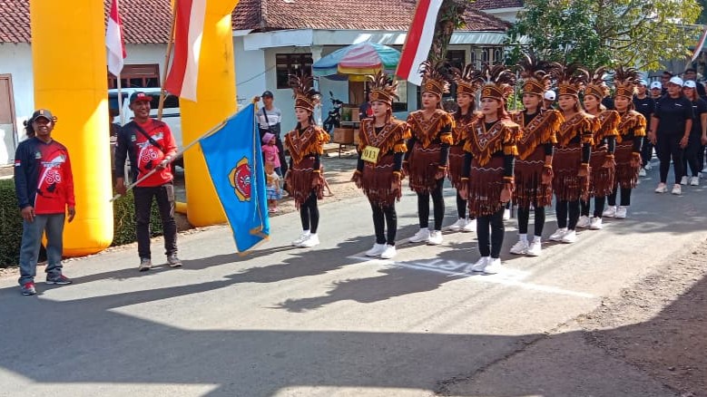 Antusias Warga dalam Lomba Gerak Jalan di Desa Kandangan