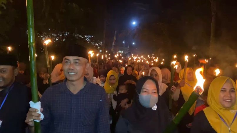 Masyarakat Dusun Tanahlos Tutup Rangkaian Acara Agustusan dengan Pawai Obor Keliling