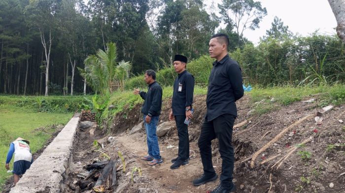 Tinjau Lapang Pembangunan Embung dan Tandon Air di Wisata Selo Aji Desa Kaligondo