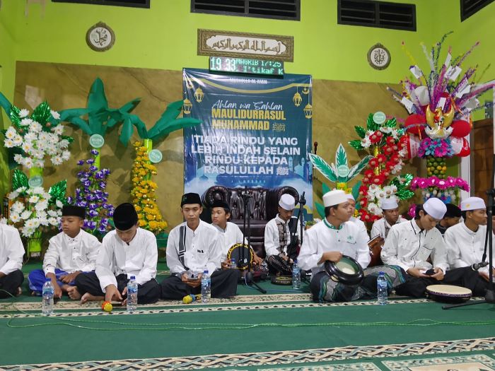 Sekdes dan Perangkat Desa Dadapan Mengikuti Kegiatan Mauludan di Perumahan GDI