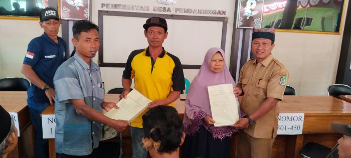 Penyerahan Sertifikat PTSL di Desa Pendarungan Berjalan Aman dan Lancar