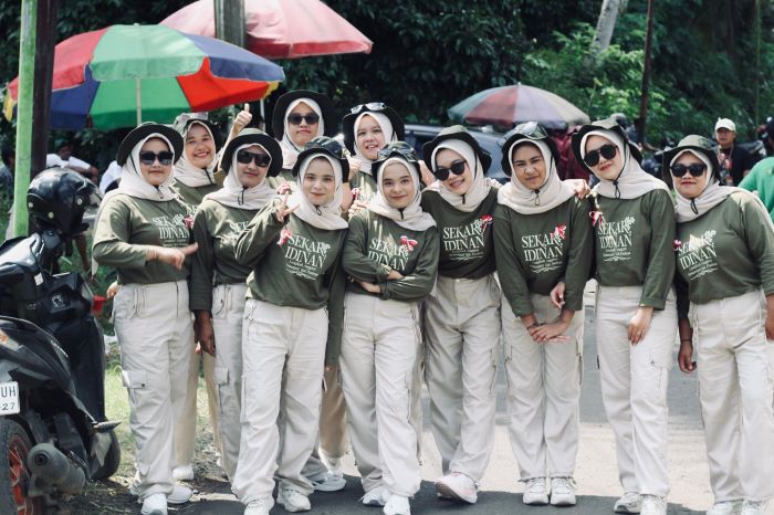 Tim Sekar Idinan dari Dusun Ampelgading Lomba Gerak Jalan se-Kecamatan Licin