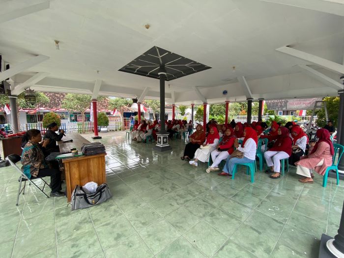 Kader Posyandu se-Desa Dadapan Ikuti Sosialisasi Kesehatan oleh Puskesmas Kabat bersama Bidan Desa