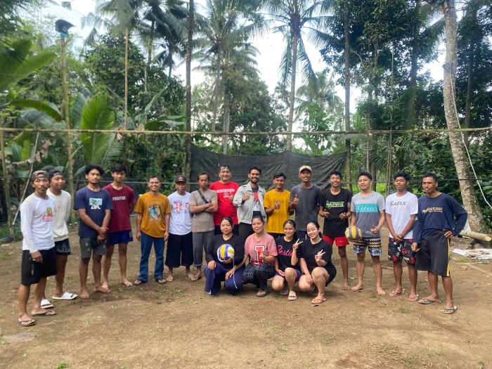 Dorong Semangat Olahraga, Kades Kelir Salurkan Sarana Bola Voli