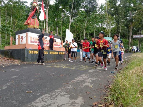 Rayakan Kemerdekaan RI ke-80, Desa Kandangan Gelar Lomba Lari Jauh