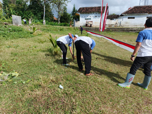 Kegiatan Jum'at Bersih Menjelang Resepsi HUT RI ke-80 di Desa Dadapan