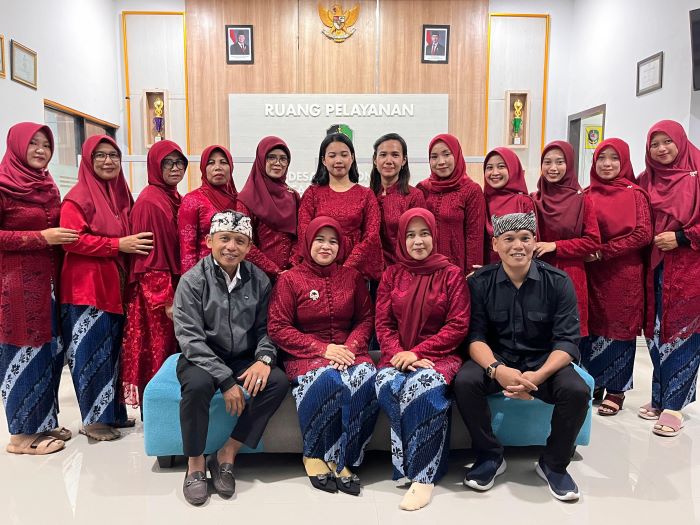 Penampilan Perangkat Desa  Kaligondo dalam Final Lomba Karaoke Kemerdekaan RI ke-80