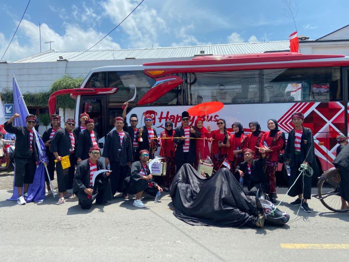Pemdes dan Karang Taruna Desa Kalibarumanis Berpatisipasi dalam Karnaval Tingkat Umum Kecamatan Kalibaru