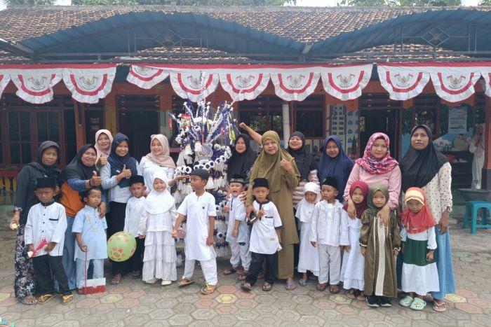 Wali Murid Bersama Siswa-siswi RA Khodijah 50 Sumberasri Ikuti Lomba Hias Pohon Telur