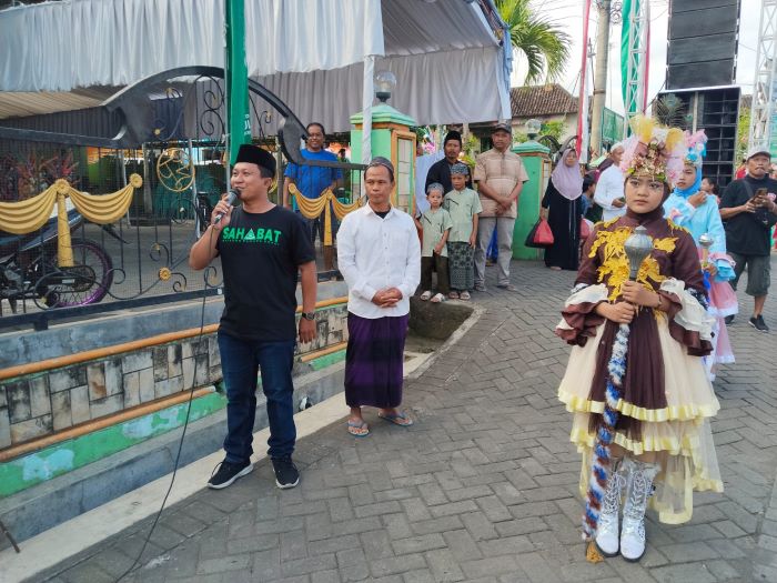 Kades Adi Resmi Membuka Kirab Endog Endongan Maulid Nabi di Desa Pendarungan