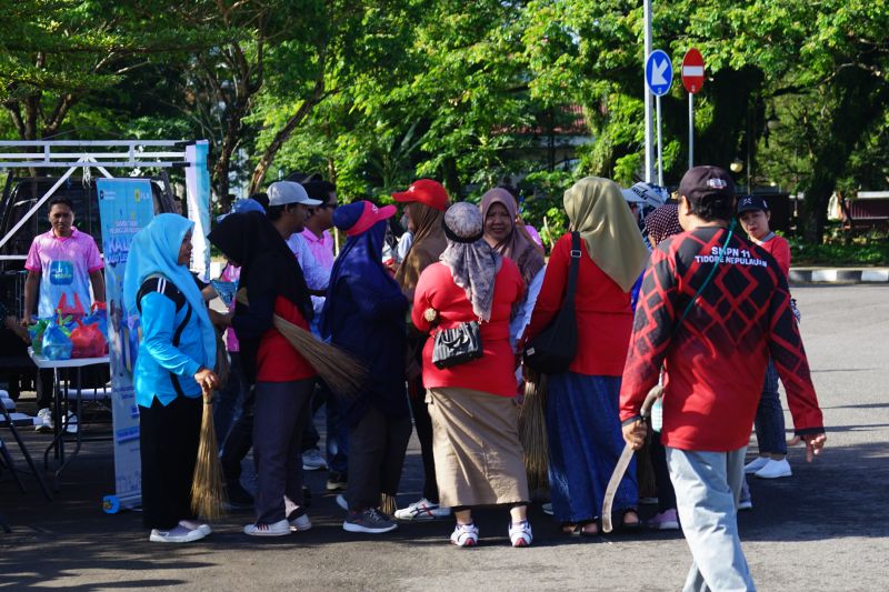 PLN UP3 Sofifi Berbagi Makanan pada Peringatan Maulid