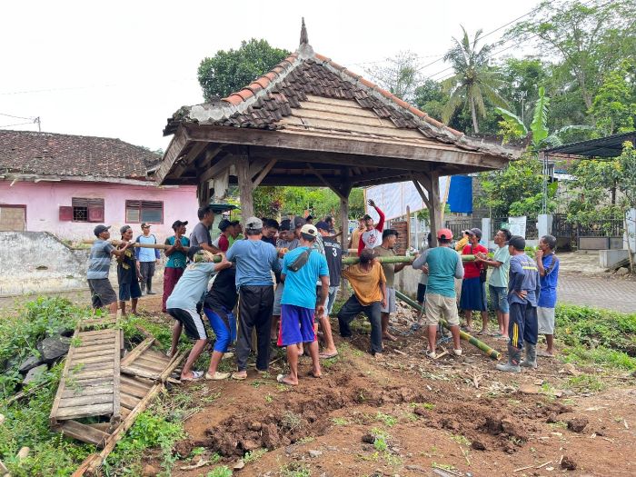 Rukun dan Kompak, Warga Gotong Royong Pindahkan Pos Kamling untuk Pembangunan Pagar Ecobricks