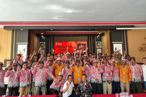 Pembagian Insentif kepada Ketua RT dan Ketua RW se-Desa Bomo