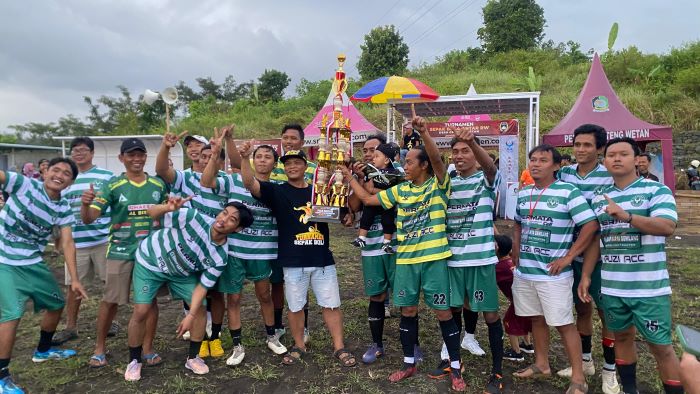 Menang Adu Pinalti, Tim RW 01 Cangaan Raih Gelar Juara Kades Cup 2025 Genteng Wetan