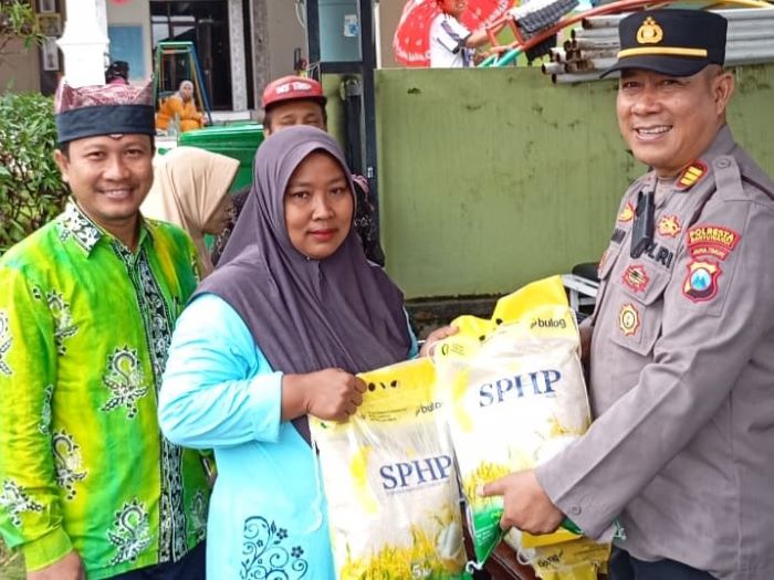 Pemdes Pendarungan Gandeng Polsek Kabat GPM, Warga Antusias Serbu Harga Rp57.500 per 5 Kg