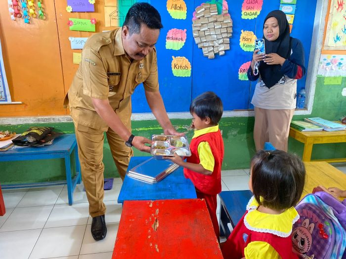 Kades Dadapan Bagikan Makanan Program MBG di TK Pertiwi Dadapan