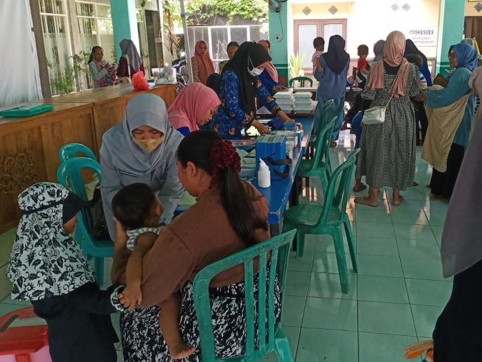 Kegiatan Posyandu Balita dan Bumil di Aula Kantor Desa Kalirejo