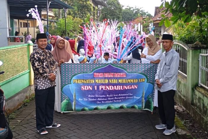 Meriahkan Peringatan Maulid Nabi, Kades Adi Buka Kirab Endog Maulid di SDN 1 Pendarungan