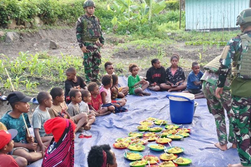 Satgas Yonif 521/DY Programkan Makan Bergizi bagi Anak Pedalaman Papua