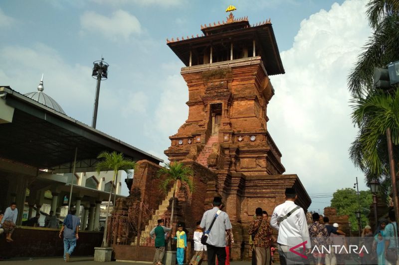 Makam Sunan Kudus Masih Dipenuhi Peziarah