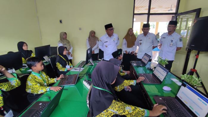 Wakil Bupati Banyuwangi Tinjau Pelaksanaan ANBK di Desa Tambong