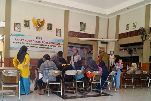 Warga Desa Pataan Terima Bantuan Kemiskinan Ekstrem