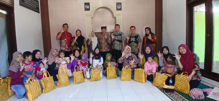 Penyerahan Bantuan PMT Stunting kepada Ibu Hamil dan Ibu Balita di Desa Tamansari