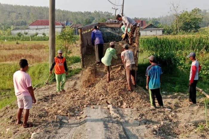 Warga Dusun Ngegreng Kompak Kerja Bakti Urug Jembatan Salebo