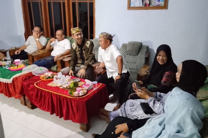 Kades Sumberasri Sambut Kedatangan Penyanyi Banyuwangi untuk Mengisi Acara Piodalan Pura