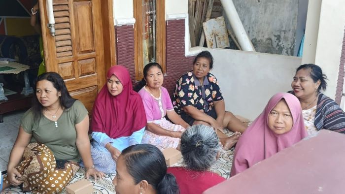 Didampingi oleh Kader Pembangunan Masyarakat, Para Lansia Desa Dadapan Ikuti Kegiatan BKL