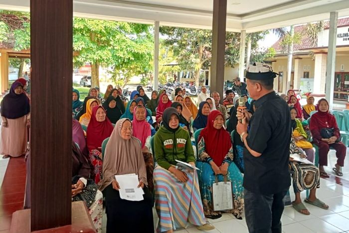 Pendaftaran Buku Tabungan Bagi KPM Penerima Bansos BPNT dan PKH di Desa Sukonatar