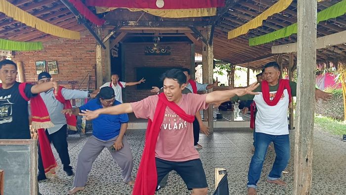 Kades Dadapan Mengikuti Latihan Event Gandrung Sewu di Desa Olehsari
