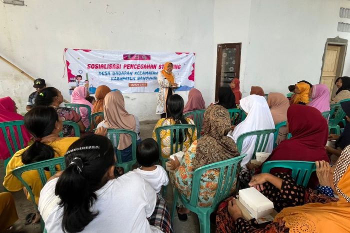 Petugas Kesehatan Puskesmas Kabat dan Bidan Desa Berikan Sosialisasi Pencegahan Stunting  di Desa Dadapan