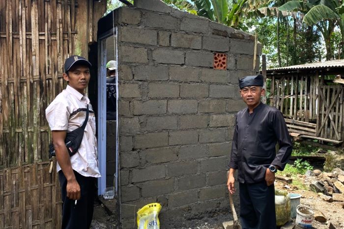 Peninjauan Pembangunan Bantuan Kamar Mandi dan WC serta Pemasangan Paving di Dusun Kebundadap oleh Kades Tamansari