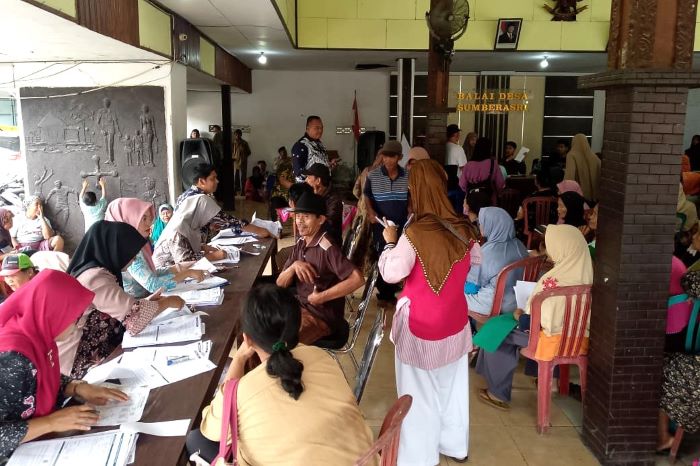 KPM Desa Sumberasri Menerima Kartu Penerima Bansos