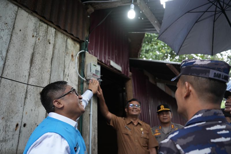 PLN Sambung Listrik Gratis Sepuluh Penerima Manfaat di Sabang