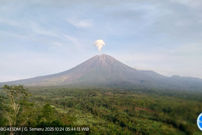 Gunung Semeru Dua Kali Erupsi Disertai Letusan Setinggi 700 Meter