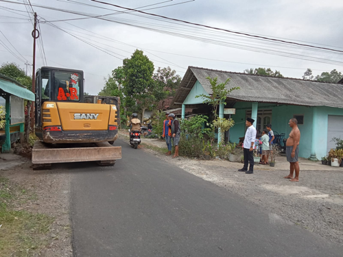 Kades Nur Hadi Kawal Langsung Pelaksanaan Pelebaran Jalan Disepanjang Jln. Sanusi Desa Kaligondo