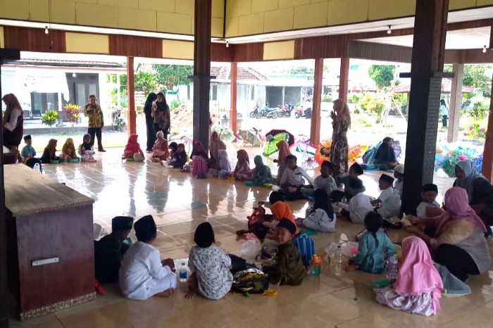 Rayakan Hari Santri Nasional, Guru TK Khodijah 50 Sumberasri Gelar Lomba Hias Payung