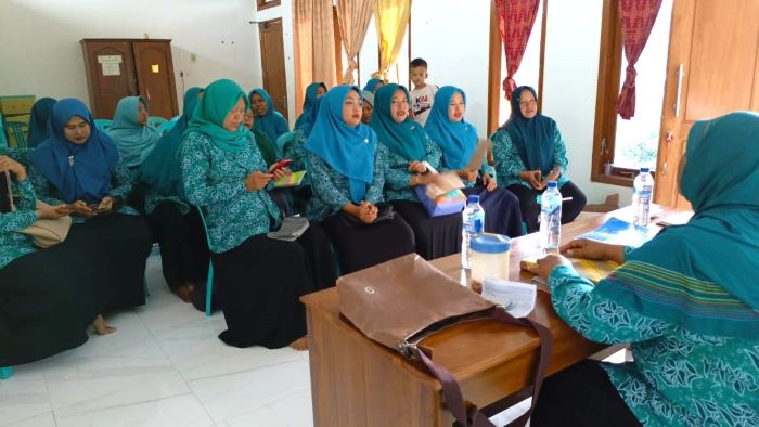 PKK Desa Kreteranggon Disosialisasikan Bahaya Diapers dan Pembalut Wanita