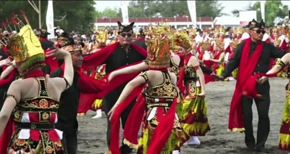 Kades Riyono Bersama 4 Orang Anak Wakili Desa Kandangan dalam Gandrung Sewu 2025