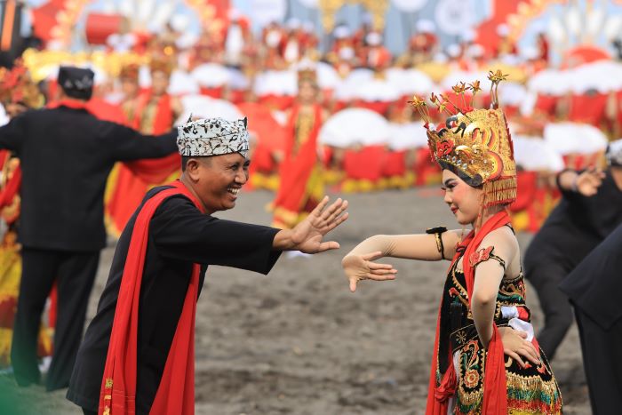 Gandrung Sewu 2025: Kades Tambong Ikut Menari, Wujud Dukungan Pelestarian Budaya Banyuwangi