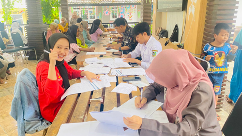 Penyaluran Kartu Bansos kepada Para KPM Desa Tamansari