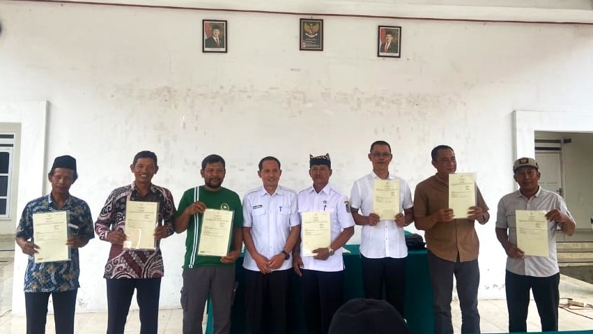 Kantor Desa Kalipait Menjadi Tempat Pembagian Sertifikat Tora Fasum dan Fasos oleh BPN
