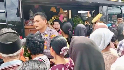 Polresta Banyuwangi Bersama Kepala Desa Dadapan Bagikan Sayur Mayur dalam Jum'at Berkah