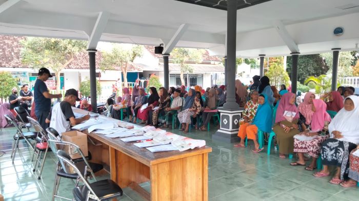 Pembukaan dan Pembagian Rekening dan ATM Bank BNI Kepada PKH di Desa Dadapan